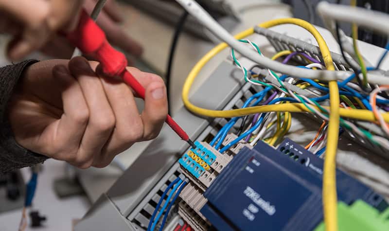 DGUV Vorschrift 3 und VDE Prüfung: Die Schlüssel zur sicheren Elektroinstallation