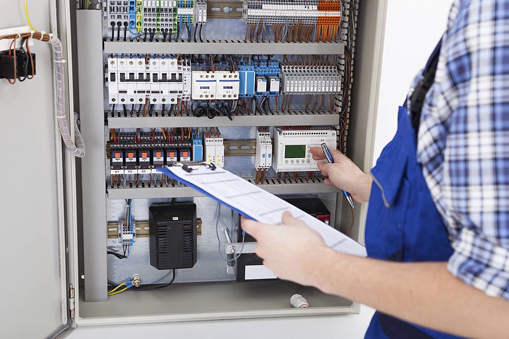 Warum ist die Prüfung ortsveränderlicher elektrischer Betriebsmittel für die Arbeitssicherheit unerlässlich?