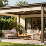 Gemütliche freistehende Terrassenüberdachung mit Paar, grünem Umfeld.
