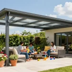 Moderne Terrassenüberdachungen bieten einen einladenden Rückzugsort für Familien im Freien.